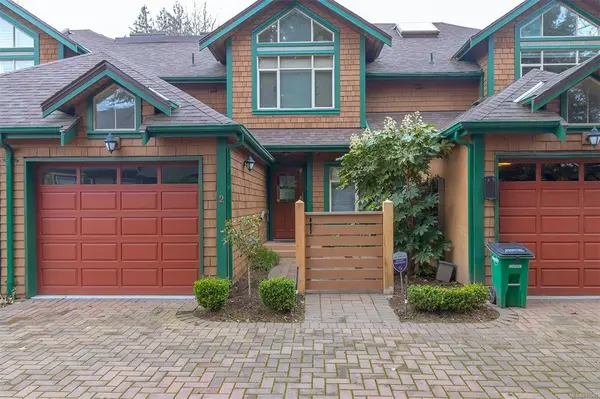 3860 Cadboro Bay Rd #2, Saanich, BC V8N 4G4