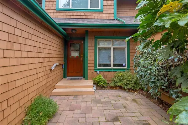 3860 Cadboro Bay Rd #2, Saanich, BC V8N 4G4