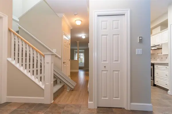 3860 Cadboro Bay Rd #2, Saanich, BC V8N 4G4