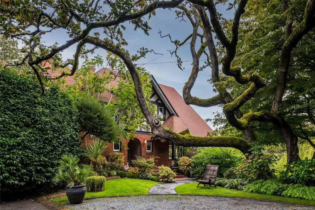 Oak Bay, BC V8R 6G2,3530 Midland Rd