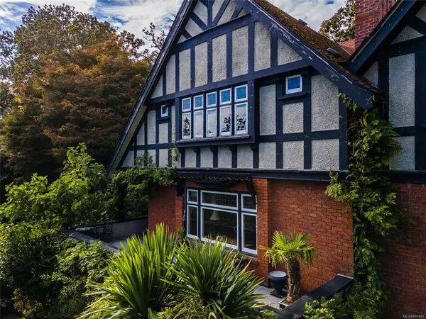 Oak Bay, BC V8R 6G2,3530 Midland Rd