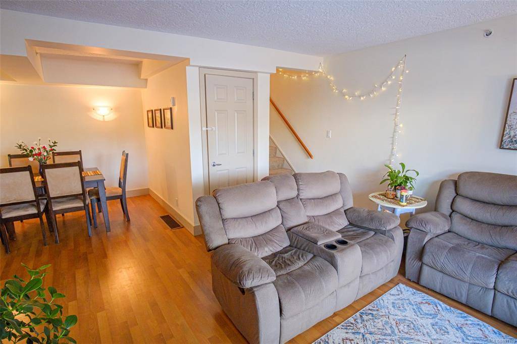 Saanich, BC V8N 4P1,4061 Larchwood Dr #82