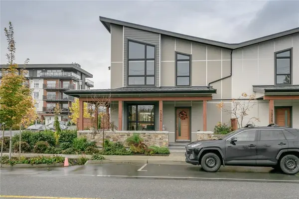 7924 Lochside Dr, Central Saanich, BC V8M 0B9