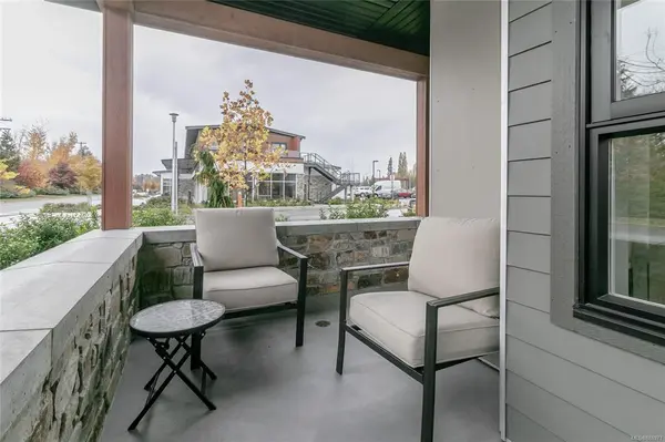 7924 Lochside Dr, Central Saanich, BC V8M 0B9