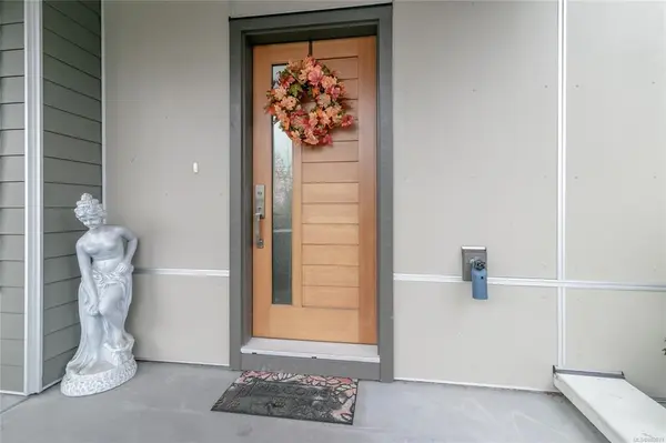 7924 Lochside Dr, Central Saanich, BC V8M 0B9