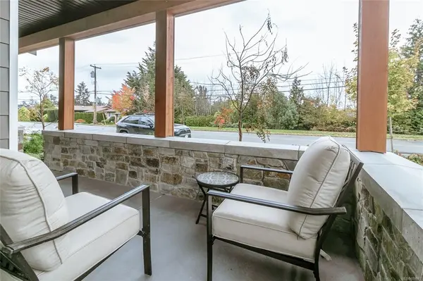 7924 Lochside Dr, Central Saanich, BC V8M 0B9