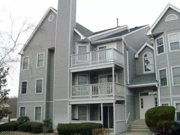 4 QUARTZ LN, Paterson City, NJ 07501