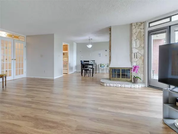 Oak Bay, BC V8R 1E8,2119 Oak Bay Ave #302