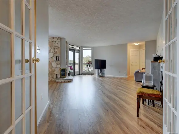 Oak Bay, BC V8R 1E8,2119 Oak Bay Ave #302