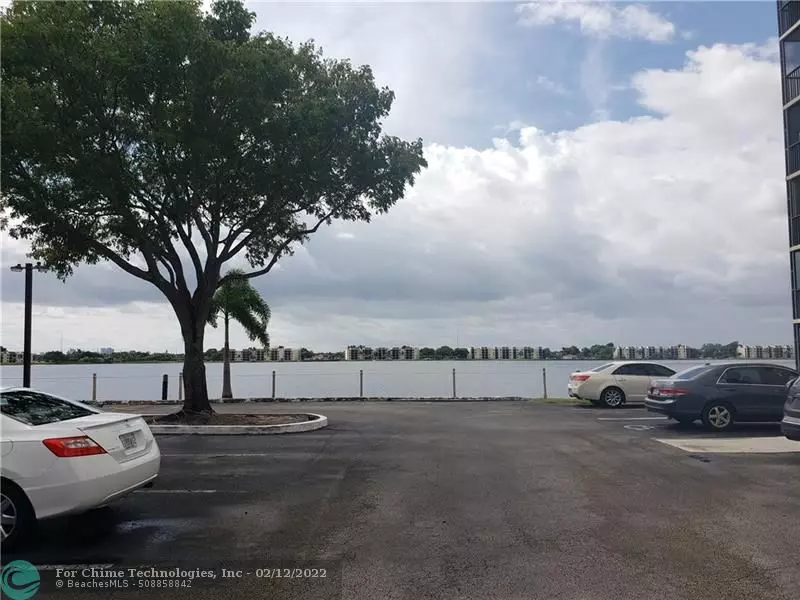 Oakland Park, FL 33309,105 Lake Emerald Dr  #308