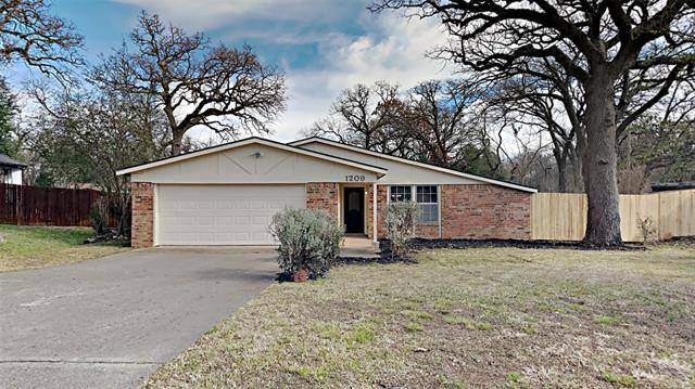 1209 Hallmark Drive, Arlington, TX 76011