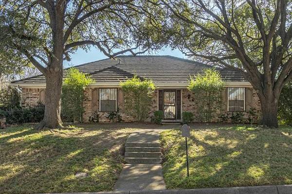 409 Circleview Drive N, Hurst, TX 76054