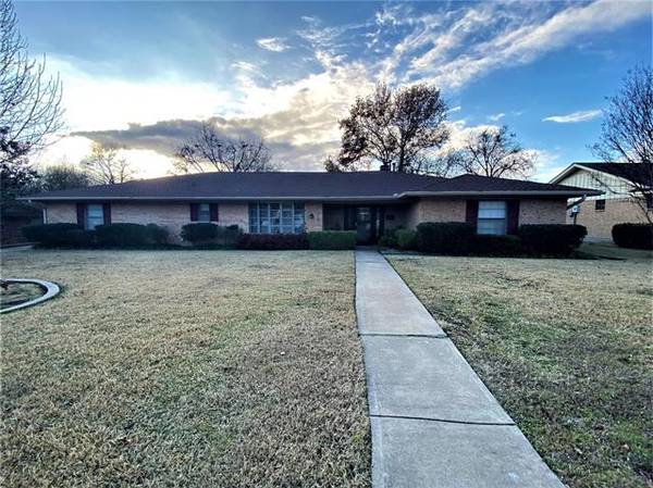 1906 Wes Hardin Circle, Bonham, TX 75418