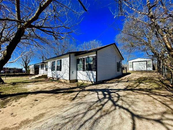 404 W Collom Street, Decatur, TX 76234