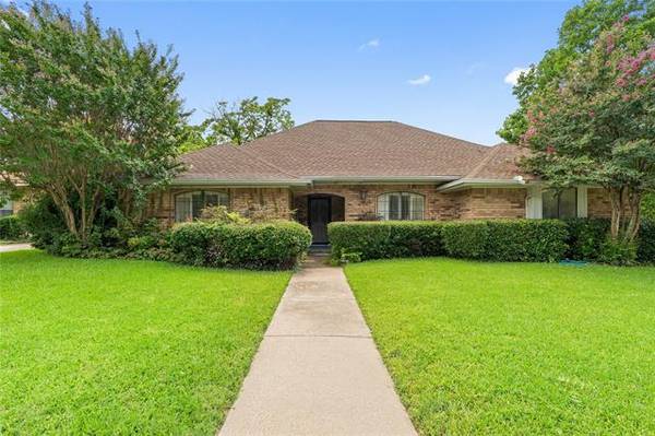 2000 Paddockview Drive, Arlington, TX 76017