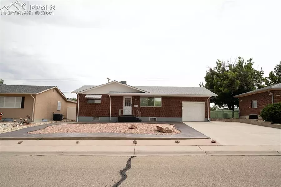 22 Radcliff LN, Pueblo, CO 81005