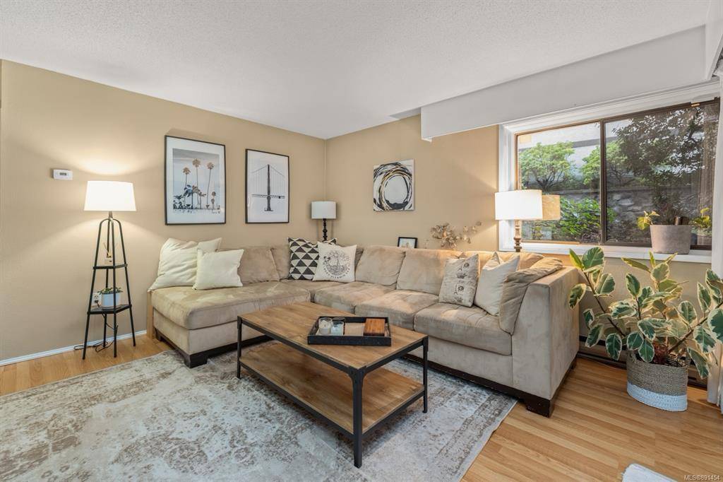 Victoria, BC V8S 1X2,1792 Rockland Ave #103