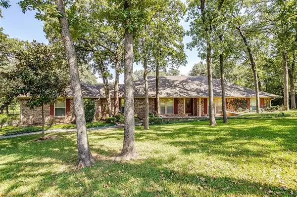 219 Hillside Drive W,  Burleson,  TX 76028