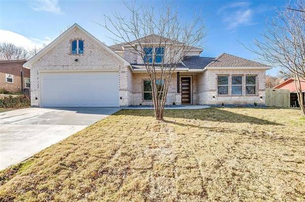 209 Lochness Lane, Benbrook, TX 76126