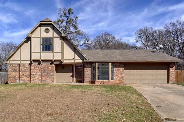 901 Willow Way, Benbrook, TX 76126