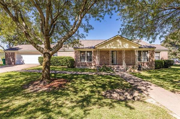 304 W Waco Street, Abbott, TX 76621