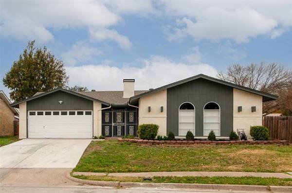 3200 Viveca Drive, Arlington, TX 76014