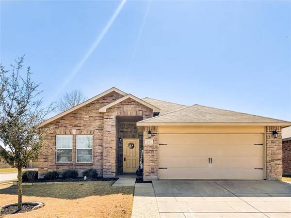 401 Emerald Creek Drive, Fort Worth, TX 76131