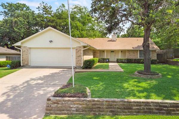 905 Glenn Drive, Euless, TX 76039