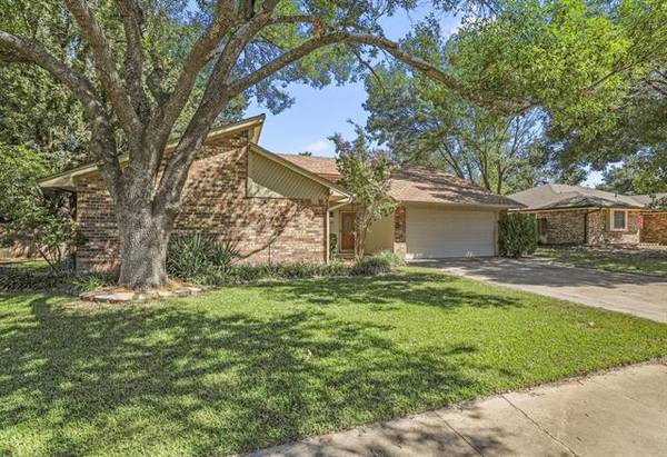 1208 Hillcrest Drive, Euless, TX 76039