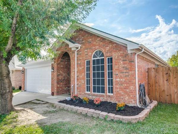 10525 Braewood Drive, Fort Worth, TX 76131