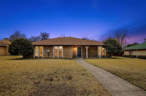 427 Cambridge Drive, Desoto, TX 75115