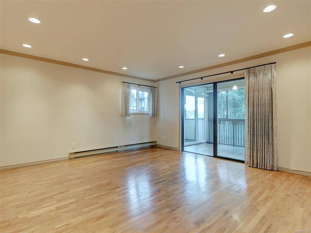 Victoria, BC V8V 3A7,1120 Fairfield Rd #301