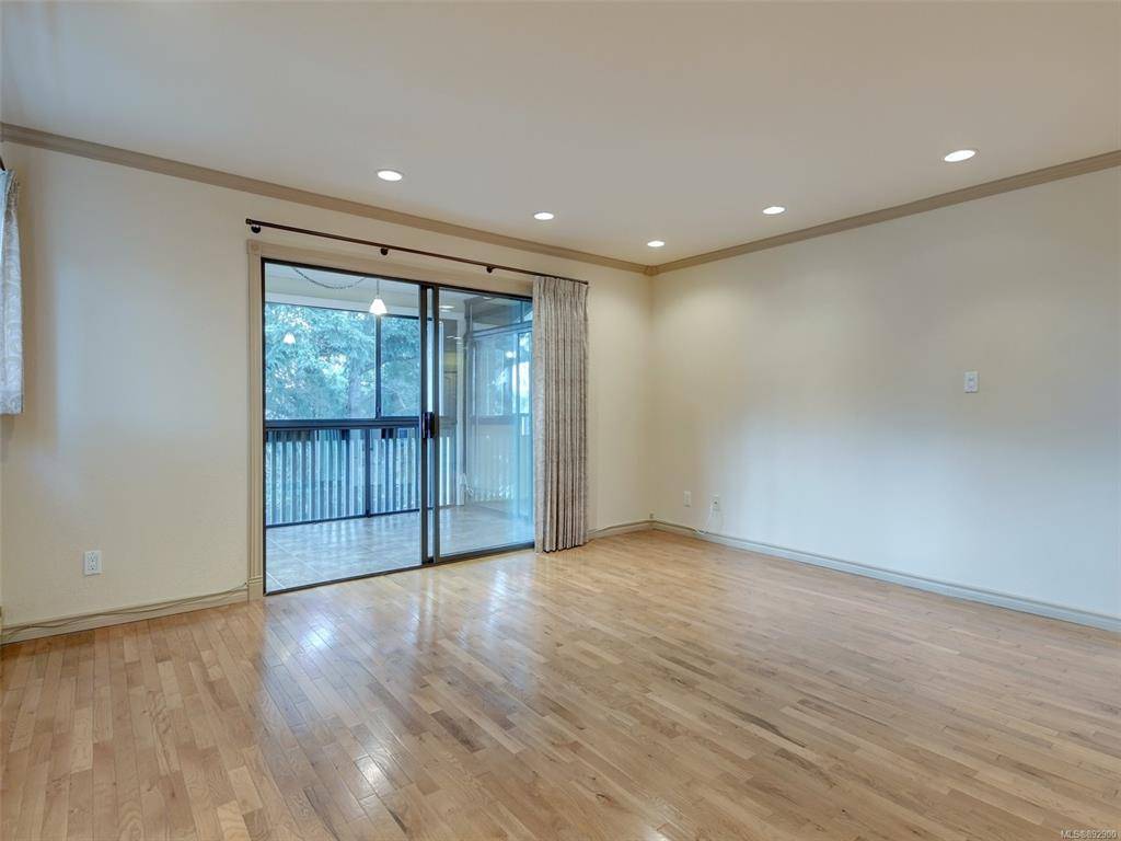 Victoria, BC V8V 3A7,1120 Fairfield Rd #301