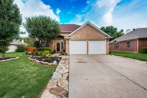 305 Parkview Drive, Hurst, TX 76053