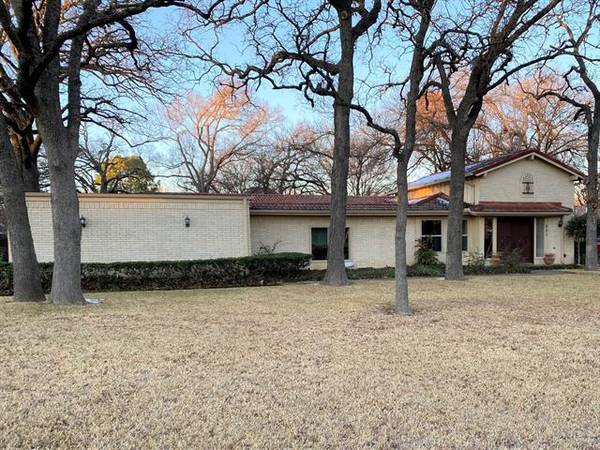 801 Oak Shadows Court, Mansfield, TX 76063