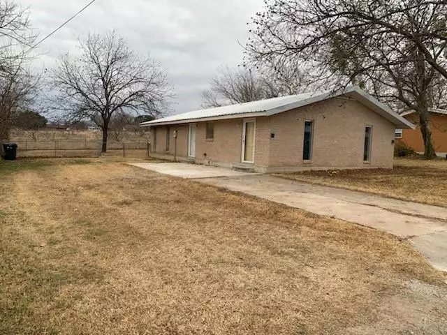 1003 N Page Street, Comanche, TX 76442