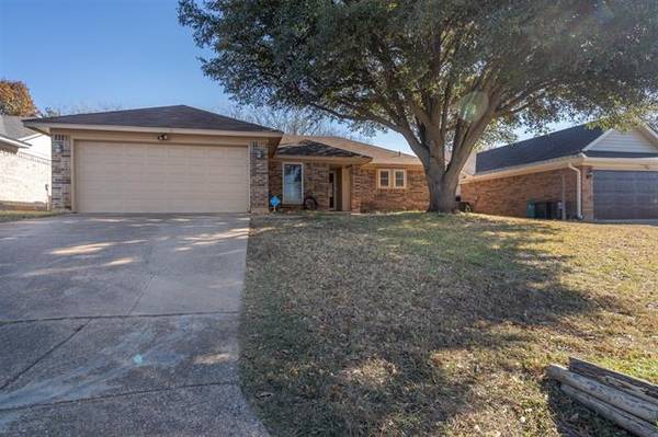 3804 Pueblo Trail, Lake Worth, TX 76135