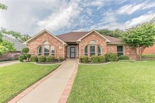 2737 Fox Glenn Court, Hurst, TX 76054