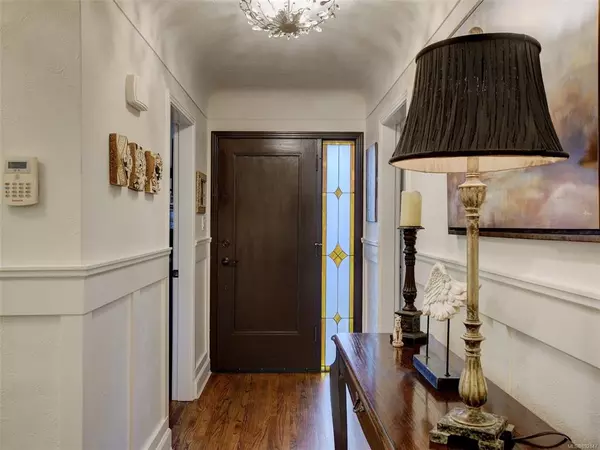 Oak Bay, BC V8R 5T1,2441 Mowat St