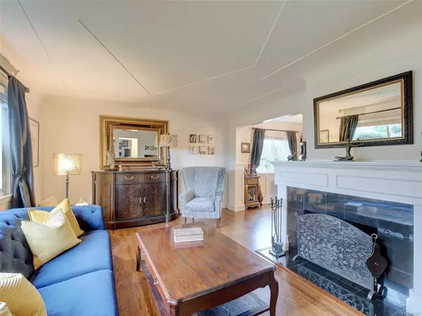 Oak Bay, BC V8R 5T1,2441 Mowat St