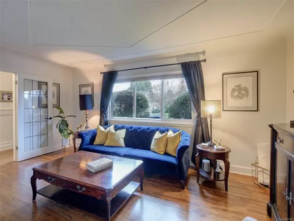 Oak Bay, BC V8R 5T1,2441 Mowat St