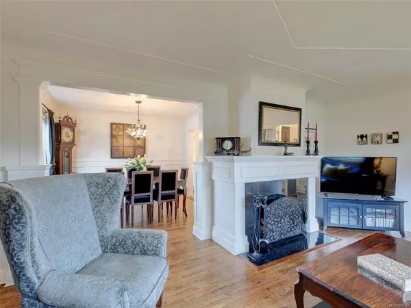 Oak Bay, BC V8R 5T1,2441 Mowat St