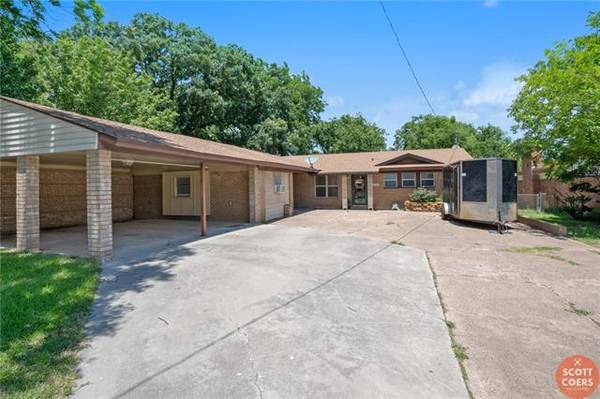 1006 W Walnut Street, Coleman, TX 76834