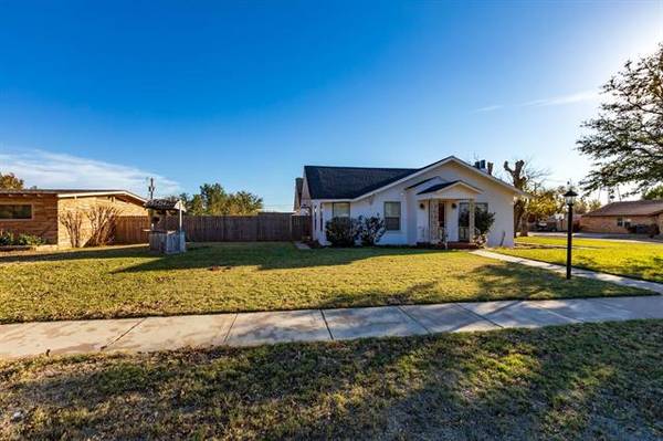 602 E Beauregard Street, Rotan, TX 79546