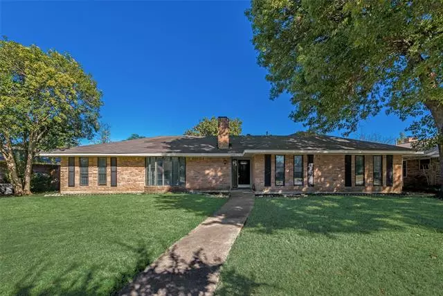 1035 Hunters Creek Drive, Desoto, TX 75115