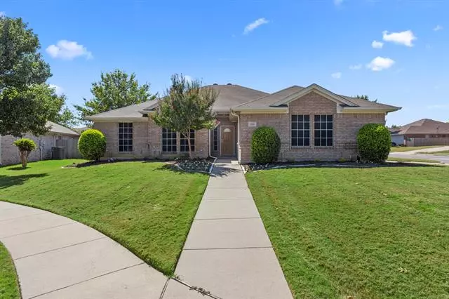 909 White Clover Court, Burleson, TX 76028