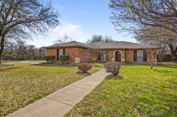 932 Arrow Wood Street, Benbrook, TX 76126