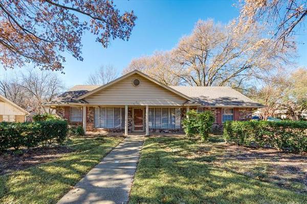 17 Lincolnshire Circle, Bedford, TX 76021