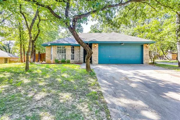 700 Oak Park Drive, Azle, TX 76020