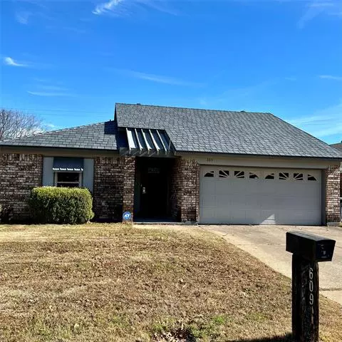 609 Cross Ridge Circle N, Fort Worth, TX 76120